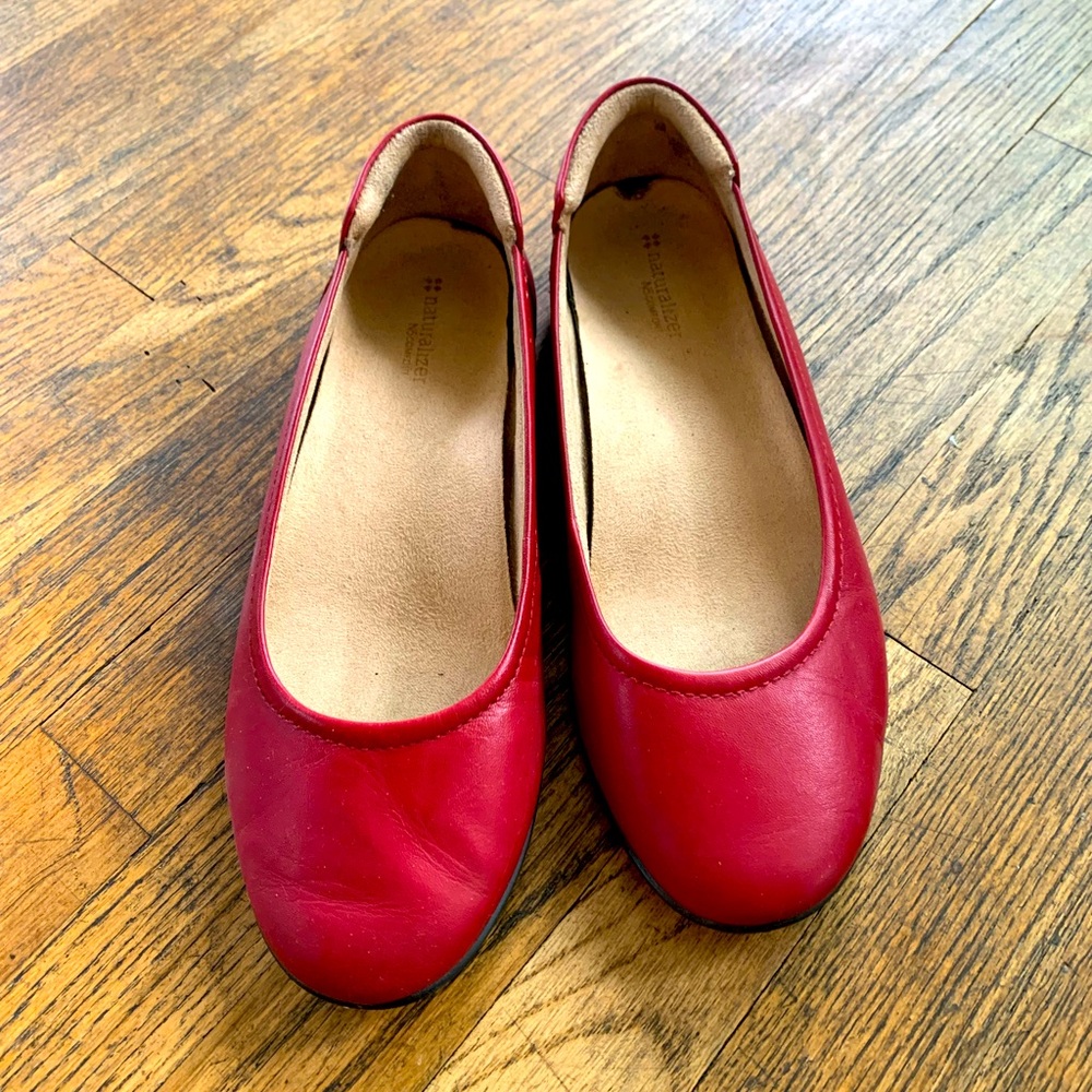 EUC Red Naturalizer red flats, size 8